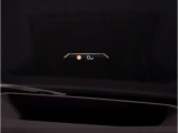 【ヘッドアップディスプレイ】現在の車速表示や目的地へのルート案内やメディア関連のリストを表示する事が可能です。視線移動を減らす事によりドライブに集中して頂けます。