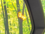 【ブラインドスポットモニター】走行中、ドアミラーの死角になりやすい箇所に後続車が接近するとサイドミラーのレンズに警告を表示!ドライバーに注意喚起をしてくれます。