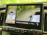車両後方や周囲の映像を画面で確認でき、駐車時の周辺確認を助けます。上から見た表示も備わり、車体と駐車スペースの位置関係を把握しやすい構成です。狭い場所での切り返しにも心強い装備です。