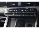 オートエアコン付車です。自動で温度と風量を設定する優れものです。