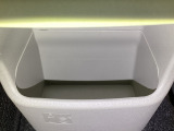 足元部分にはちょっとした小物を入れるのに便利な収納BOXもあります。