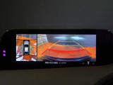 【360&deg;ビュー・モニター】前後左右4つのカメラ映像をさまざまな走行状況に応じて切り替えてセンターディスプレイに表示することで、駐車時や狭い道でのすれ違い時、見通しの悪い交差点進入時でも安心感を高めます。