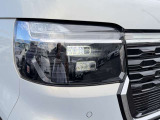【LEDヘッドライト】悪天候や夜間走行時も良好な視界を確保し安心して運転できる高輝度LEDヘッドライトを装備!点灯速度が早く、消費電力も抑えられています。