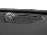 【Bowers&Wilkinsハイフィデリティ・オーディオシステム】19基の精密にチューニングされたHi-Fiスピーカーと革新的なフレッシュエアサブウーファーを搭載。臨場感あふれるサウンドを届けます。