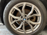 BMWならではの卓越した走りを支えるホイールと足回りです!日本車の走りに慣れている方にもぜひ体感して頂きたいほど、高いレベルでまとまっています!