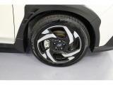 スバルの走りを足元から支える、18インチ純正アルミホイール。S:HEV車専用デザインです。