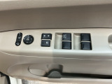 電動格納式リモコンドアミラーと、パワーウィンドウスイッチ等は運転席ドアにあります。