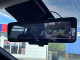 魔法のようなルームミラーです。ルームミラーの下のスイッチでミラーの角度を変えてみていただけますか? 先ほどまで映っていた後席の人の姿が消えて、クルマの後ろがよく見えますね。