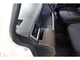 助手席アッパートレイは適度な深さがあり、置いたものが飛び出したりしにくいですよ。運転席と助手席の送風口にあるカップホルダーは、閉じた状態ではスマホホルダーとして使えます。