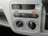 マニュアルエアコン装着です。夏は、快適に、冬でも車内の曇りを取ってくれるので安全です。