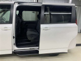助手席側パワースライドドア付き!狭い駐車スペースなどでの乗り降りラクラク♪小さなお子さまのいるご家庭には嬉しい装備です。