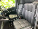 運転席と助手席にゆとりを感じるシートを備え、視界を確保しやすい前席空間です。乗り降りの際もシートへアクセスしやすく、毎日の移動に使いやすい印象です。