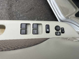 運転席のパワーウインドウはオート機能付き!電動格納式ドアミラーも付いてます。