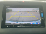 【リアカメラ】リバースに入れるだけで後方の映像が映ります。安全確認や、狭い駐車場での車庫入れ、雨の日や夜間など視界の悪い時に便利です。安全にバックする為には欠かせない装備です。