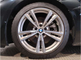 【BMWアロイホイル】軽量かつ強度に拘ったアロイホイル。走行性能ポテンシャルを引き出す設計。車の足元を引き締めてくれる大きなポイントはアロイホイルです。
