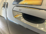 【スマートキー】車両のキーをカバンやポケットに入れたまま、お車の開閉が可能で御座います。お車の前に立ってキーを探す必要が御座いません。