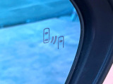 【ブラインドスポットモニター】走行中、ドアミラーの死角になりやすい箇所に後続車が接近するとサイドミラーのレンズに警告を表示!ドライバーに注意喚起をしてくれます。