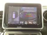 車両の前後左右にある4つのカメラを合成することで、まるでご自身のクルマを空から見ているような俯瞰での映像を映し出してくれます。バック時ももちろんのこと、前進時に視界の悪い交差点でも役に立ちますね。