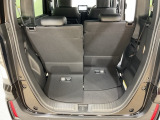 後席のシートをスライドさせると荷室空間を広げられます