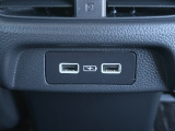 2列目乗員が手元で急速充電を行える後席専用のUSB Type-Cポート(2個)です。長距離ドライブでもご家族や同乗者のスマートフォンやタブレットを同時に充電でき、快適な後席環境を提供します。