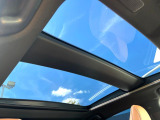 【パノラマルーフ】大型のガラスルーフ搭載で車内の解放感が一気にアップ!開放的なドライブをお楽しみいただけます。