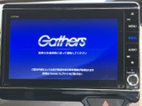 タッチ操作に対応したナビ・オーディオを備え、画面周辺にはメニューや音量の操作部もまとまっています。目的地設定や音楽選びを日常の移動に活用できます。