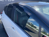 スモークタイプのプラスチックバイザーを装着しています。雨天時、換気のために少し窓を開けても雨が降り込んで来ません。