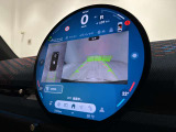 駐車をスマートにサポート。バックカメラ&前後障害物センサーを装備。