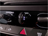 MINIの内装はとにかく『円』に拘ったデザインコンセプトが一目で伝わってきます。これほど円形に拘った車は他に御座いません。伝統のデザイン、トグルスイッチなど遊び心のある内装で御座います。