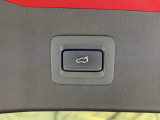 パワーリアゲート装備!スイッチひとつでリアゲートの開閉ができてとても便利なアイテムです。
