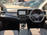すっきりした運転席周りにはナビやエアコンの操作パネルを設置しておりますので、お一人での運転でもご安心できます。