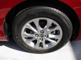 標準装備の純正15インチアルミホイール。タイヤサイズは185/65R15です。