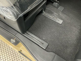 【ロングスライドシート】運転席と後席のウォークスルーや、運転席に座った状態での後席へのアクセスなど、使い勝手の良い動線を実現しています。