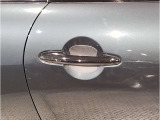 MINIはドアが分厚いです。衝突によりドアがつぶれてしまった場合にも外からいち早くドアを開けれるよう考えられています。数十秒の救出の遅れが命につながりかねない場合、こういった配慮が重要なポイントです。