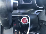 エンジンスタートスイッチです。キーが車内にあれば、エンジンの始動や停止はスイッチを押すだけ!キーを取り出す手間を省き、ワンプッシュで操作できるので簡単でスムーズです。