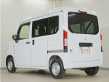 運転席のスペースはゆったりしていていながらも、腰のホールドを増やし長時間乗っても疲れにくいシートとなっております。
