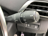 レバーには複数の表示がまとめられており、手元で設定を確認しやすい配置です。雨天時など視界の確保が必要な場面でも、運転中に扱いやすい装備です。