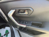 運転席パワーウィンドウスイッチとドリンクホルダーです。
