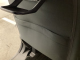 シートバックポケットには、すぐ手に取りたいアイテムをスマートにしまっておけます。限られた空間を有効に活用でき、車内を清潔感のある落ち着いた状態に保ってくれる実用的な機能です。