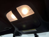 明るいルームランプ。車内で物を探したり使う場合に便利です。