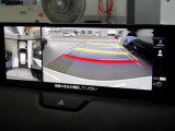 360度ビューカメラを搭載。4方の小型カメラの映像を処理し、車両真上からの映像に変換しています。