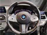 BMWのステアリングはドライバーと車体が一体感に感じれるような操作性を実現しております。また、握りやすさや操作性を向上するためにスイッチ類も配置されております。