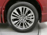 純正の19インチアルミホイール装着のお車になります!!見た目も迫力がありとてもカッコいいですよ!!