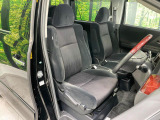 運転席まわりには十分なスペースがあり、大柄な方でもゆったり運転していただける環境です。