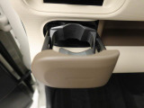 前席のカップホルダーはワンプッシュ式オートオープンのものがついています。