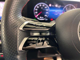 ステアリングボタンは、使いやすいデザインでございます。ステアリング付近のレバーや、ステアリングボタンで追従機能の操作も可能でございます。