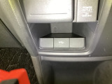 【USBポート】USBポートも装備されています♪スマートフォンのオーディオに連携も可能です。今や欠かせない装備の一つです!