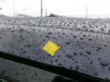 ルーフの運転席側前方にキズがあります。