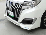 トヨタ純正用品のフロントグリル、フロントスポイラーを装着しております。