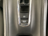 セレクトレバーの下に電子制御パーキングブレーキがあります。スイッチひとつで、停車した地点の傾斜などをシステムが検知・判断してブレーキ力を自動的に最適制御し、しっかり停車できるパーキングシステムです。